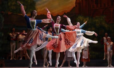 Bailarines se presentan durante un homenaje al exbailarín argentino y director del Teatro Colón de Buenos Aires, Julio Bocca, ofrecido por el Ballet Nacional de Cuba (BNC), este viernes en La Habana (Cuba). EFE/ Ernesto Mastrascusa