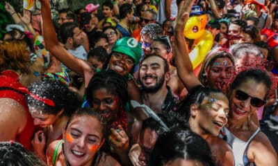 Fotografía de archivo en donde personas disfrutan de una comparsa por las calles del barrio de Laranjeiras, durante el carnaval de Río de Janeiro (Brasil). EFE/ André Coelho