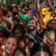 Fotografía de archivo en donde personas disfrutan de una comparsa por las calles del barrio de Laranjeiras, durante el carnaval de Río de Janeiro (Brasil). EFE/ André Coelho