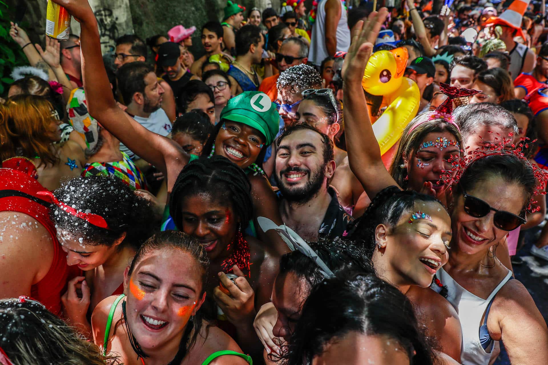 Fotografía de archivo en donde personas disfrutan de una comparsa por las calles del barrio de Laranjeiras, durante el carnaval de Río de Janeiro (Brasil). EFE/ André Coelho