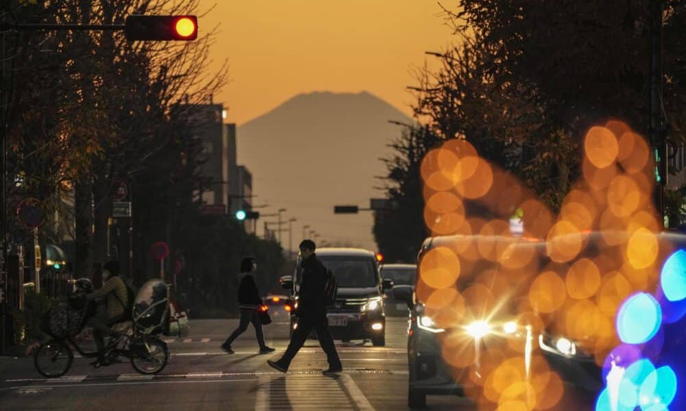 Personas transitan una calle de Tokio (Japón). EFE/KIMIMASA MAYAMA