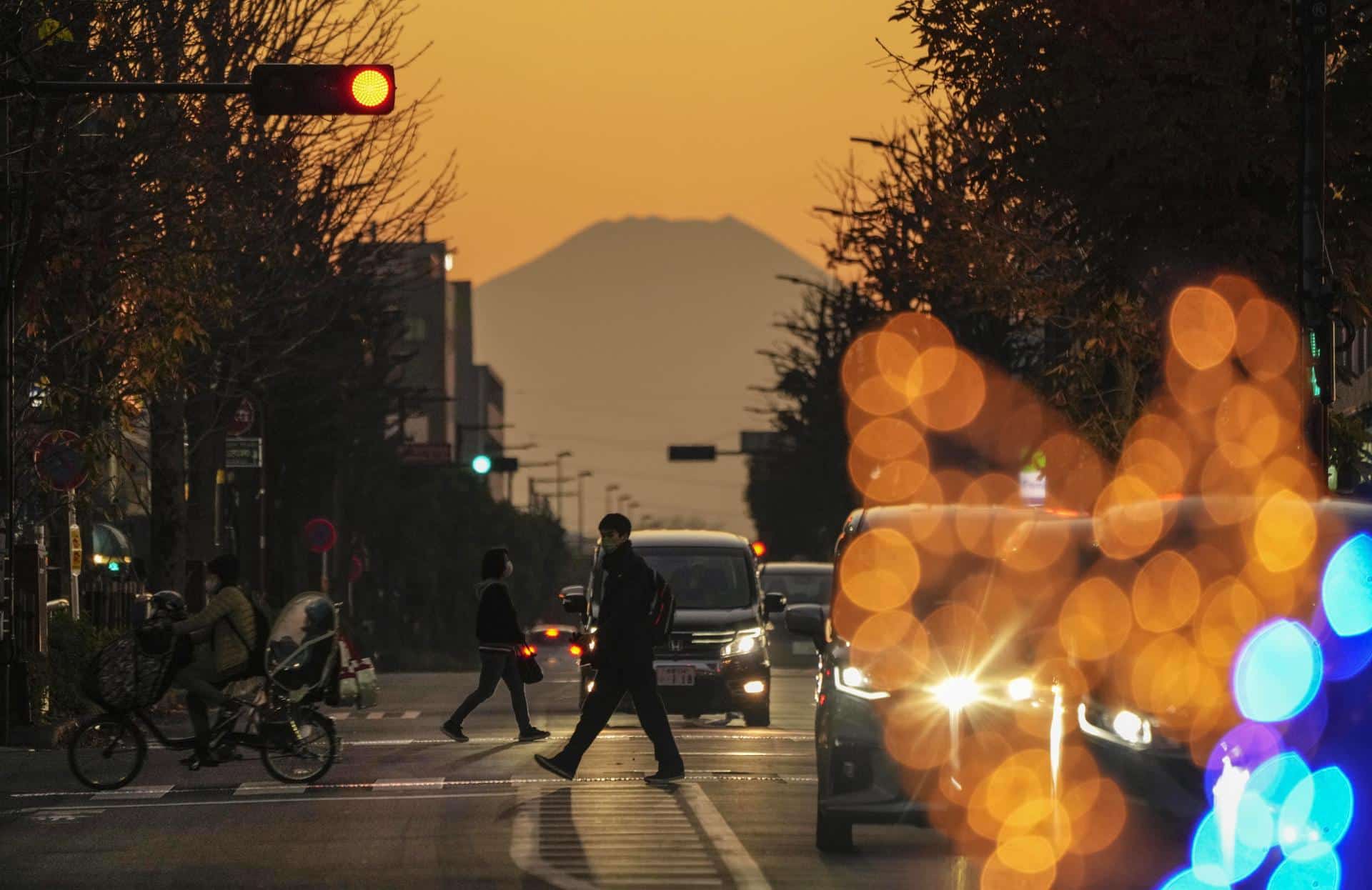 Personas transitan una calle de Tokio (Japón). EFE/KIMIMASA MAYAMA