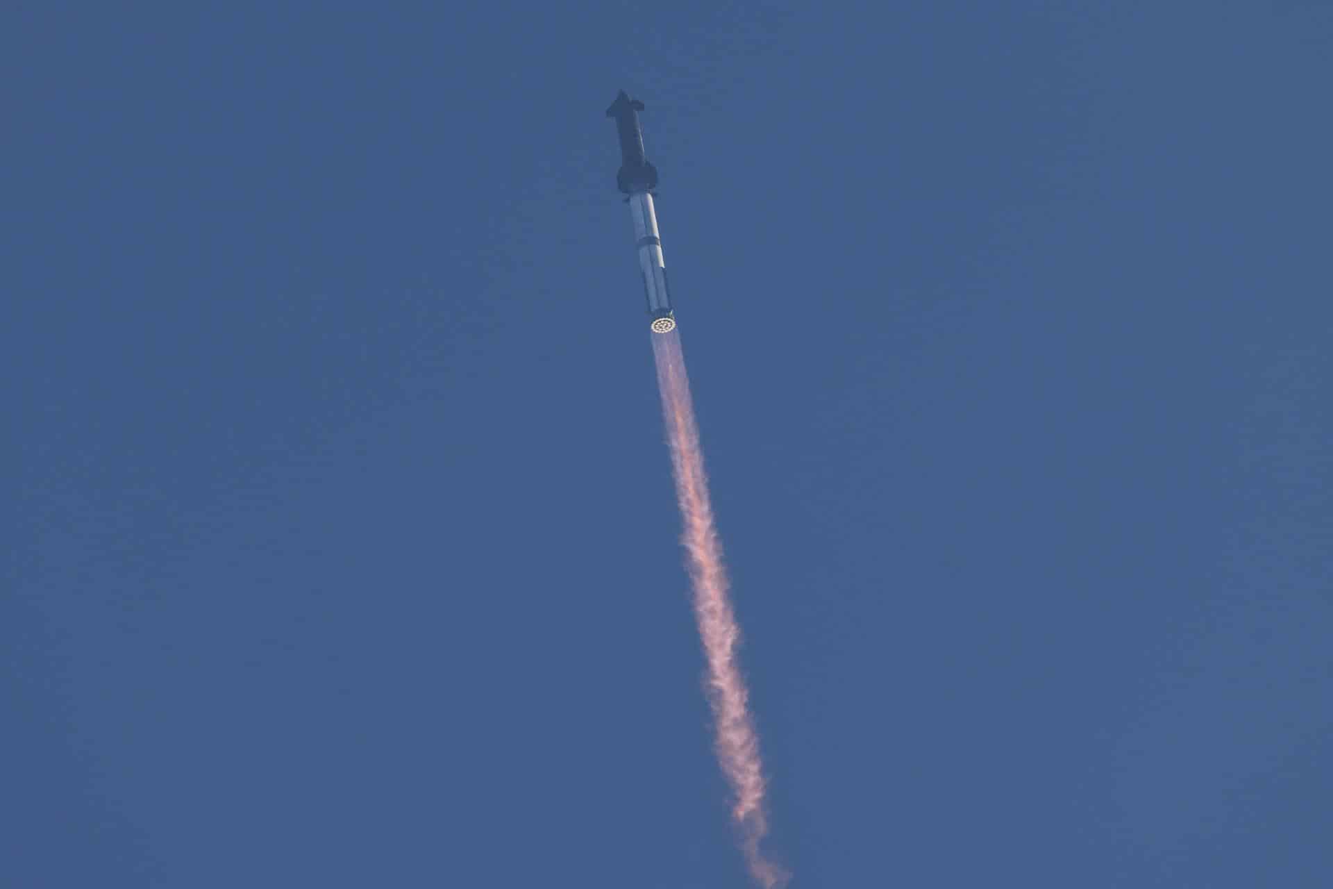 El cohete 'Starship' SpaceX despegando este martes de las instalaciones Starbase de la compañía en Boca Chica, Texas, EE.UU. EFE/EPA/MICHAEL GONZALEZ