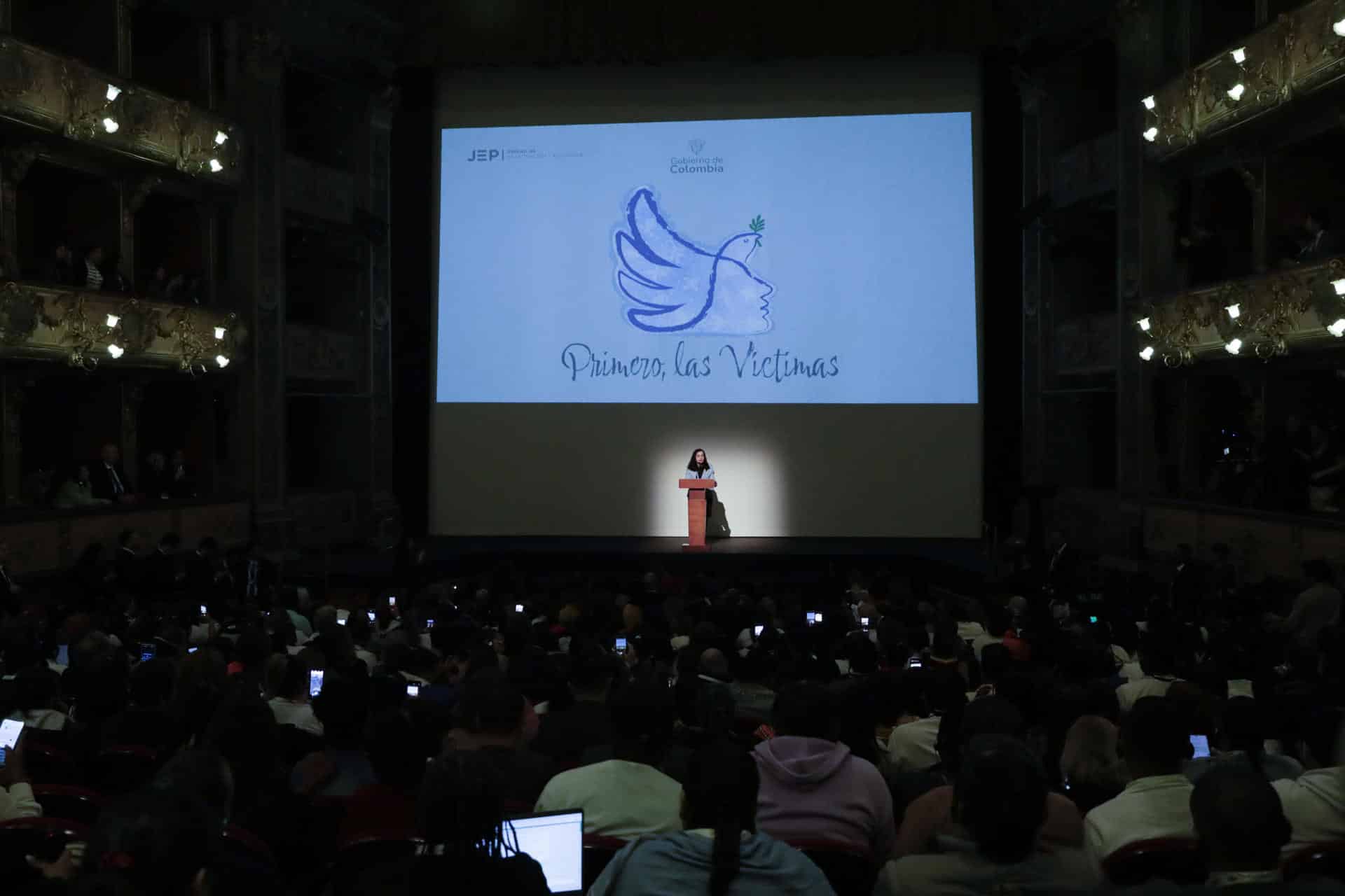 La presidenta de la República de Kosovo, Vjosa Osmani, habla este lunes durante la Conmemoración de la firma del Acuerdo de Paz entre el Gobierno colombiano y las FARC, en el Teatro Colón en Bogotá (Colombia). EFE/Carlos Ortega