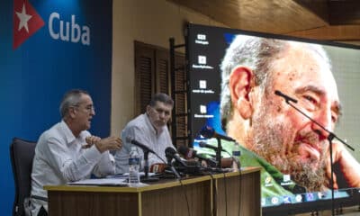 Los ministros cubanos de Economía y el de Comercio Exterior y la Inversión Extranjera, Joaquín Alonso Vázquez (i) y Oscar Pérez-Oliva Fraga (c), hablan durante una conferencia de prensa en el Ministerio del Exterior, este 14 de noviembre de 2024, en La Habana (Cuba). EFE/Yander Zamora