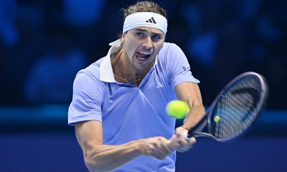 El alemán Alexander Zverev en acción contra el noruego Casper Ruud durante su partido de la fase de grupos de las Finales ATP en Turín. EFE/EPA/ALESSANDRO DI MARCO