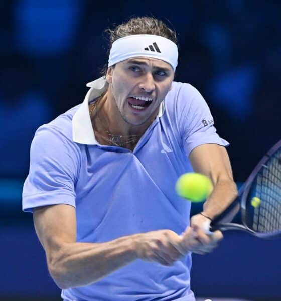 El alemán Alexander Zverev en acción contra el noruego Casper Ruud durante su partido de la fase de grupos de las Finales ATP en Turín. EFE/EPA/ALESSANDRO DI MARCO