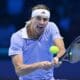 El alemán Alexander Zverev en acción contra el noruego Casper Ruud durante su partido de la fase de grupos de las Finales ATP en Turín. EFE/EPA/ALESSANDRO DI MARCO