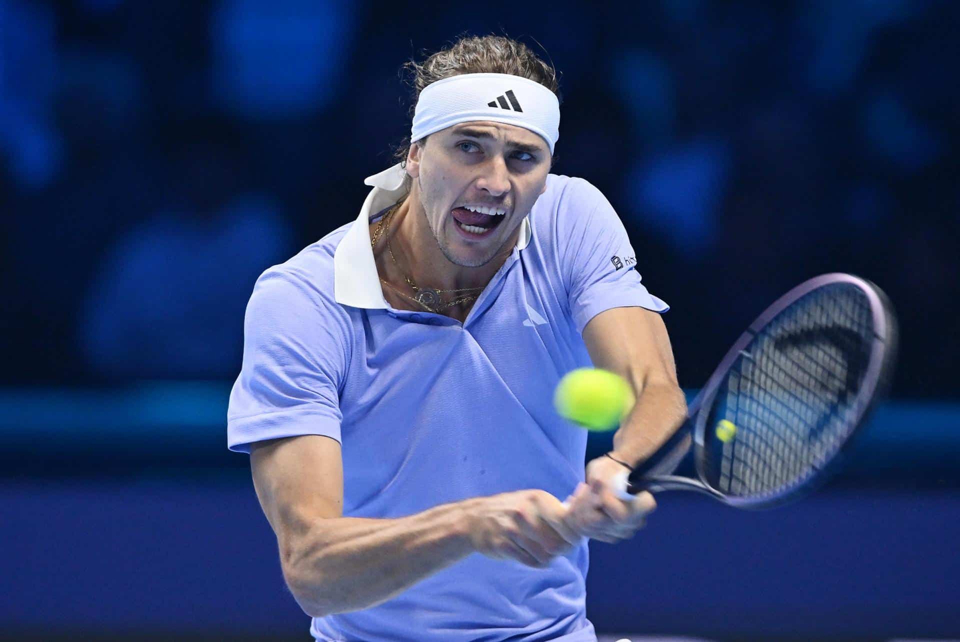 El alemán Alexander Zverev en acción contra el noruego Casper Ruud durante su partido de la fase de grupos de las Finales ATP en Turín. EFE/EPA/ALESSANDRO DI MARCO