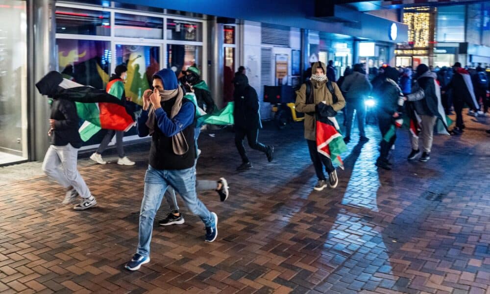 Manifestantes corren con banderas palestinas antes del partido de la UEFA Europa League entre el Ajax y el Maccabi Tel Aviv en Anton de Komplein en Ámsterdam, Países Bajos, el 7 de noviembre de 2024. EFE/EPA/JEROEN JUMELET