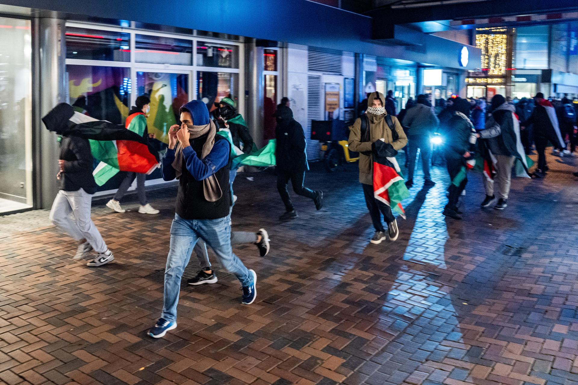 Manifestantes corren con banderas palestinas antes del partido de la UEFA Europa League entre el Ajax y el Maccabi Tel Aviv en Anton de Komplein en Ámsterdam, Países Bajos, el 7 de noviembre de 2024. EFE/EPA/JEROEN JUMELET