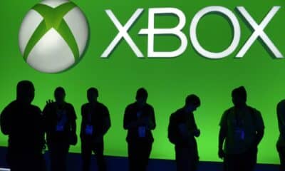 Fotografía de archivo del 16 de junio de 2015 de personas junto al logo de Xbox en Los Ángeles, California (EE.UU.). EFE/ Michael Nelson