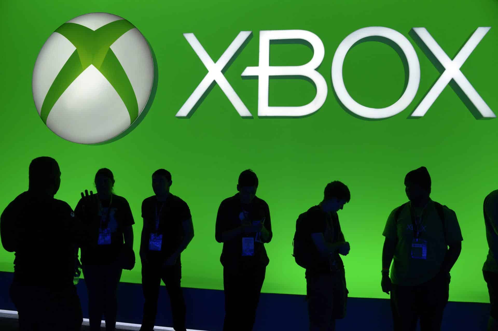 Fotografía de archivo del 16 de junio de 2015 de personas junto al logo de Xbox en Los Ángeles, California (EE.UU.). EFE/ Michael Nelson