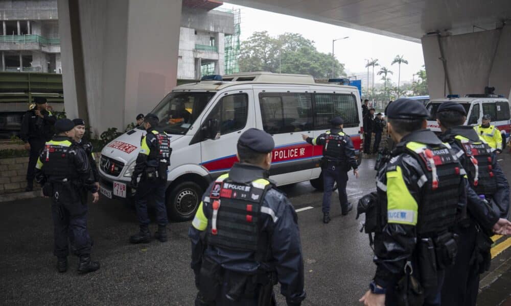 Agentes de policía se encuentran fuera del Tribunal de magistrados de West Kowloon antes del juicio de seguridad nacional de Jimmy Lai en Hong Kong, China. EFE/EPA/LEUNG MAN HEI