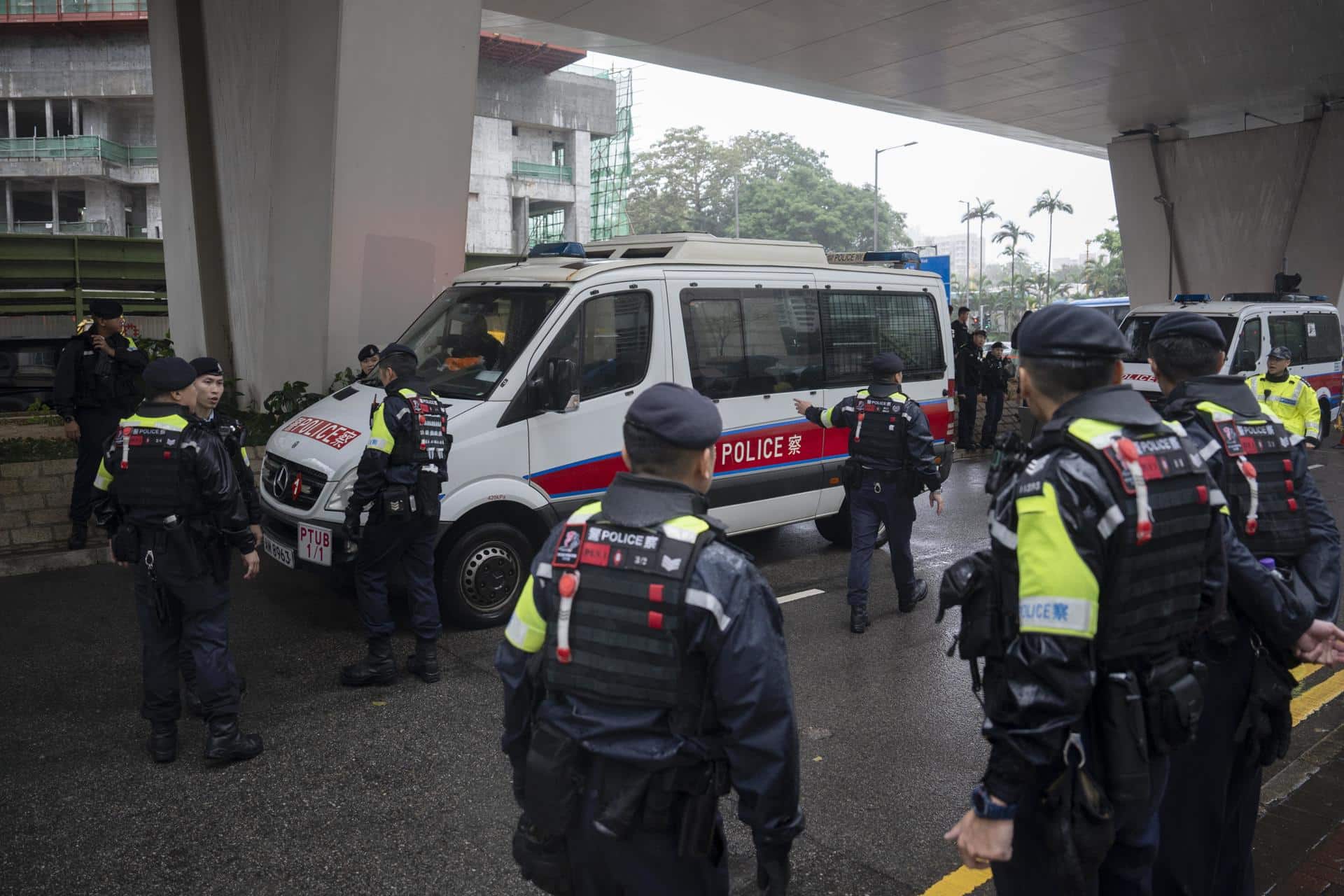 Agentes de policía se encuentran fuera del Tribunal de magistrados de West Kowloon antes del juicio de seguridad nacional de Jimmy Lai en Hong Kong, China. EFE/EPA/LEUNG MAN HEI