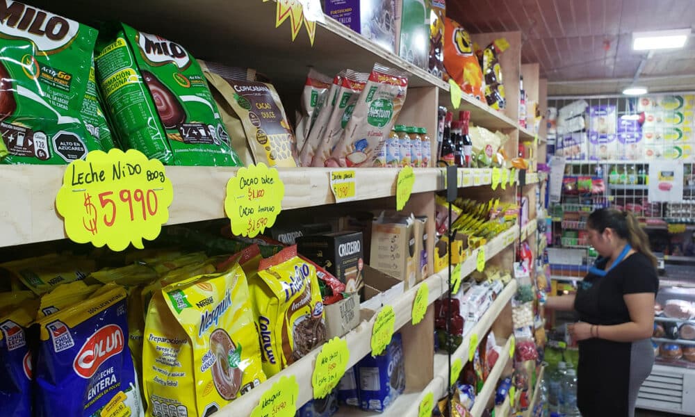 Fotografía de archivo de un estante con productos de mercado en un almacén de barrio. EFE/ Elvis González