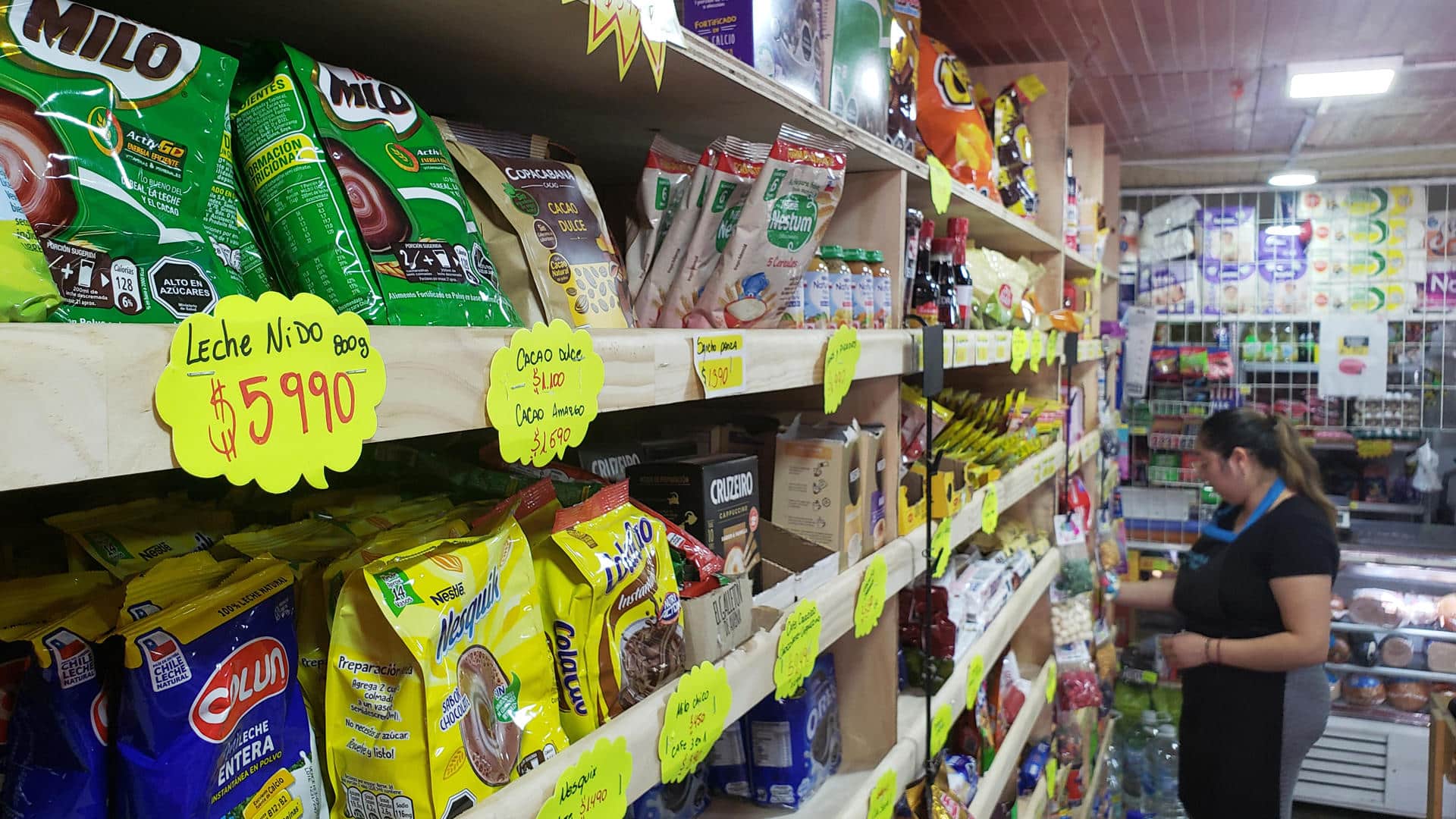 Fotografía de archivo de un estante con productos de mercado en un almacén de barrio. EFE/ Elvis González