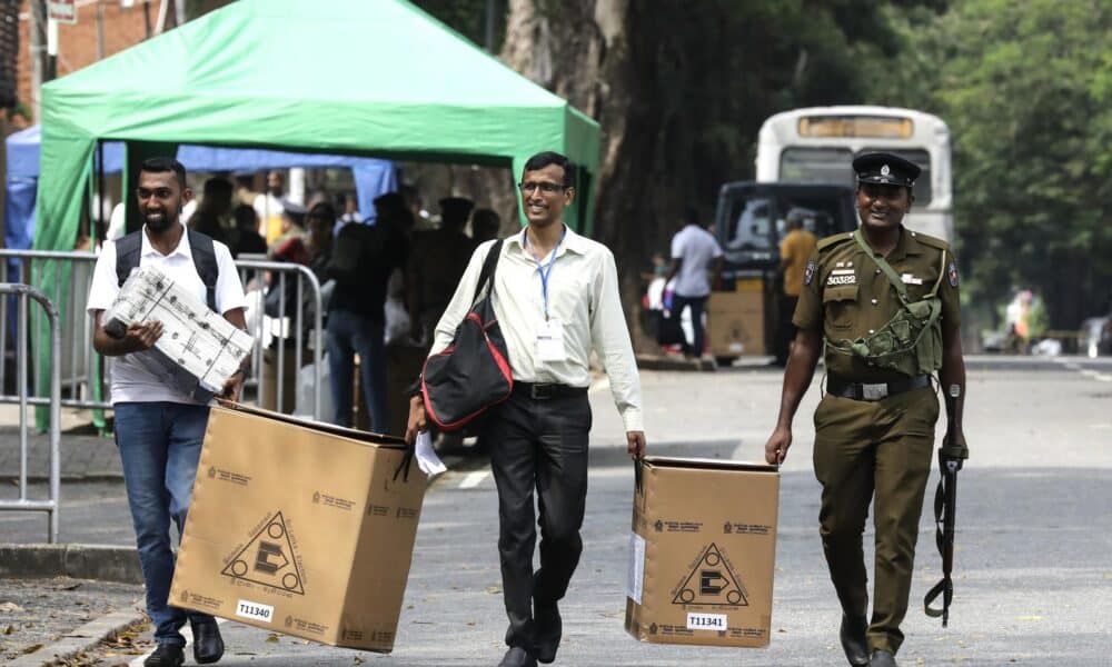 Los funcionarios electorales de Sri Lanka, acompañados por oficiales de policía, transportan materiales electorales en camino a sus estaciones de votación en la víspera de las elecciones parlamentarias en Colombo, Sri Lanka, 13 de noviembre de 2024. El presidente de Sri Lanka, Anura Kumara Dissanayake, disolvió el parlamento el 24 de septiembre, tras asegurar la victoria en la primera elección presidencial desde las protestas masivas y la agitación política desencadenadas por el colapso económico del país en 2022. Los ciudadanos de Sri Lanka irán a las urnas el 14 de noviembre de 2024 para elegir a 225 miembros que formarán un nuevo parlamento. (Elections, Protests) EFE/EPA/CHAMILA KARUNARATHNE