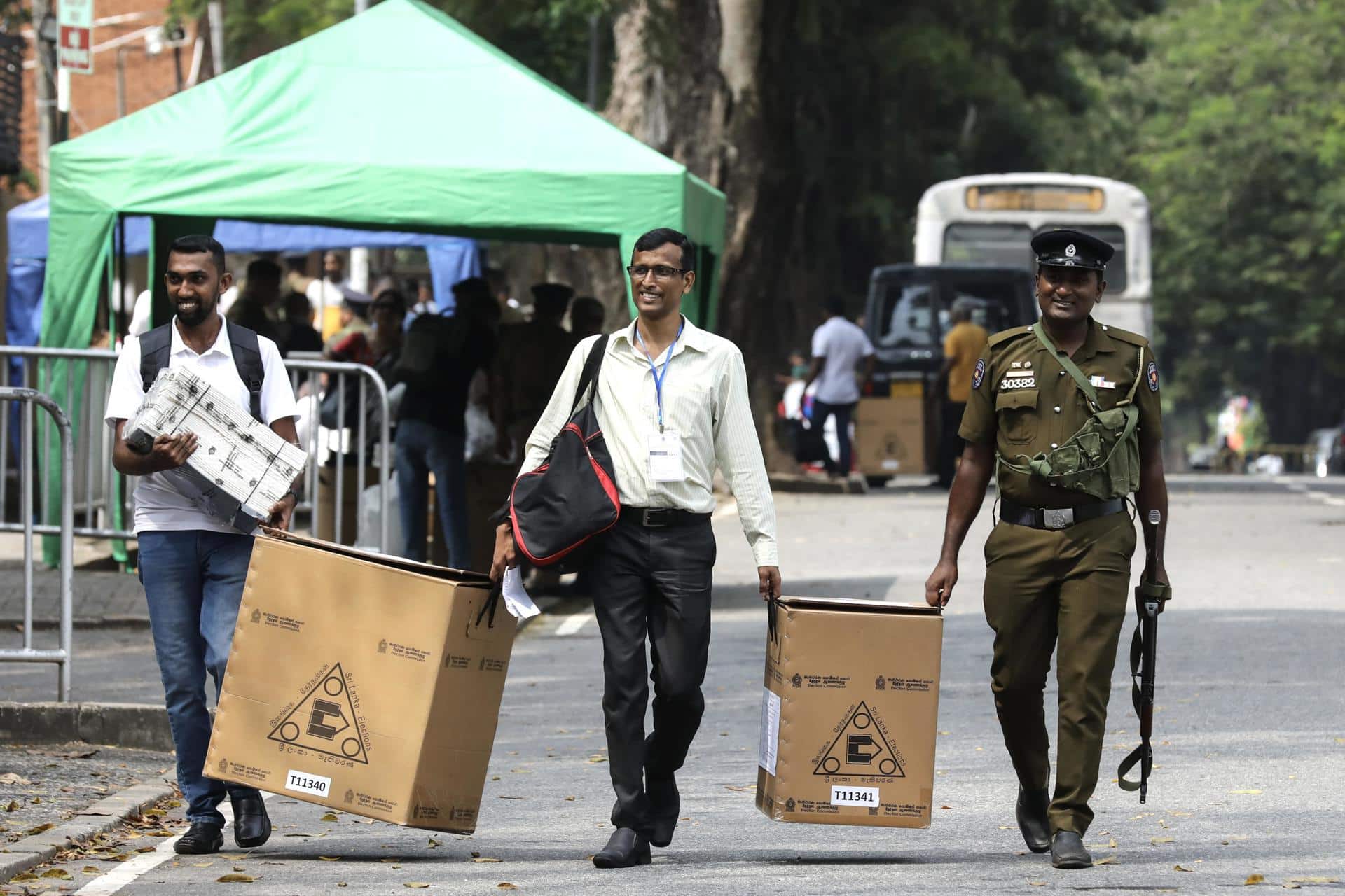 Los funcionarios electorales de Sri Lanka, acompañados por oficiales de policía, transportan materiales electorales en camino a sus estaciones de votación en la víspera de las elecciones parlamentarias en Colombo, Sri Lanka, 13 de noviembre de 2024. El presidente de Sri Lanka, Anura Kumara Dissanayake, disolvió el parlamento el 24 de septiembre, tras asegurar la victoria en la primera elección presidencial desde las protestas masivas y la agitación política desencadenadas por el colapso económico del país en 2022. Los ciudadanos de Sri Lanka irán a las urnas el 14 de noviembre de 2024 para elegir a 225 miembros que formarán un nuevo parlamento. (Elections, Protests) EFE/EPA/CHAMILA KARUNARATHNE