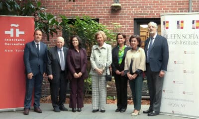 Desde la izquierda, el director ejecutivo del Instituto Cervantes en Nueva York, Javier Valdivieso; el profesor emérito de la Universidad Johns Hopkins, Richard Cagan; la cónsul de España en Nueva York Marta de Blas; la reina Sofía; la presidenta de junta directiva del Queen Sofía Institute, Pilar Lladó; directora ejecutiva del Queen Sofía Institute, Begoña Santos, y el cónsul de cultura de España en Nueva York, Pedro Calvo-Sotelo, posan este miércoles en el Instituto Cervantes en Nueva York (Estados Unidos). EFE/ Andrea Concepción Gallego