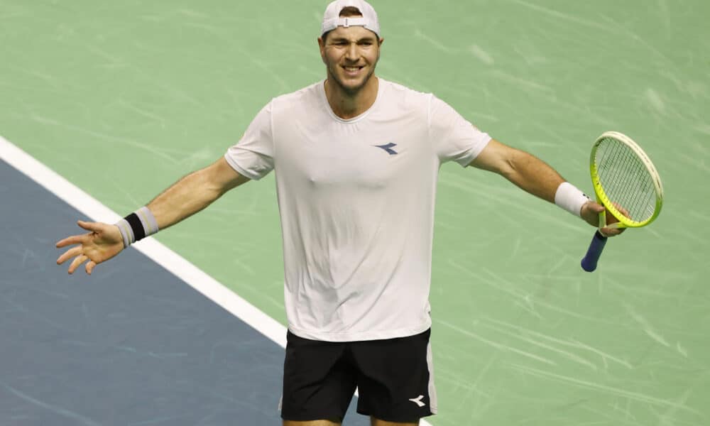 El tenista alemán Jan-Lennard Struff tras ganar el partido contra el canadiense Denis Shapovalov este miércoles en la Copa Davis en la que se enfrenta Alemania y Canadá, en el Palacio de los Deportes José María Martín Carpena de Málaga. EFE/Jorge Zapata