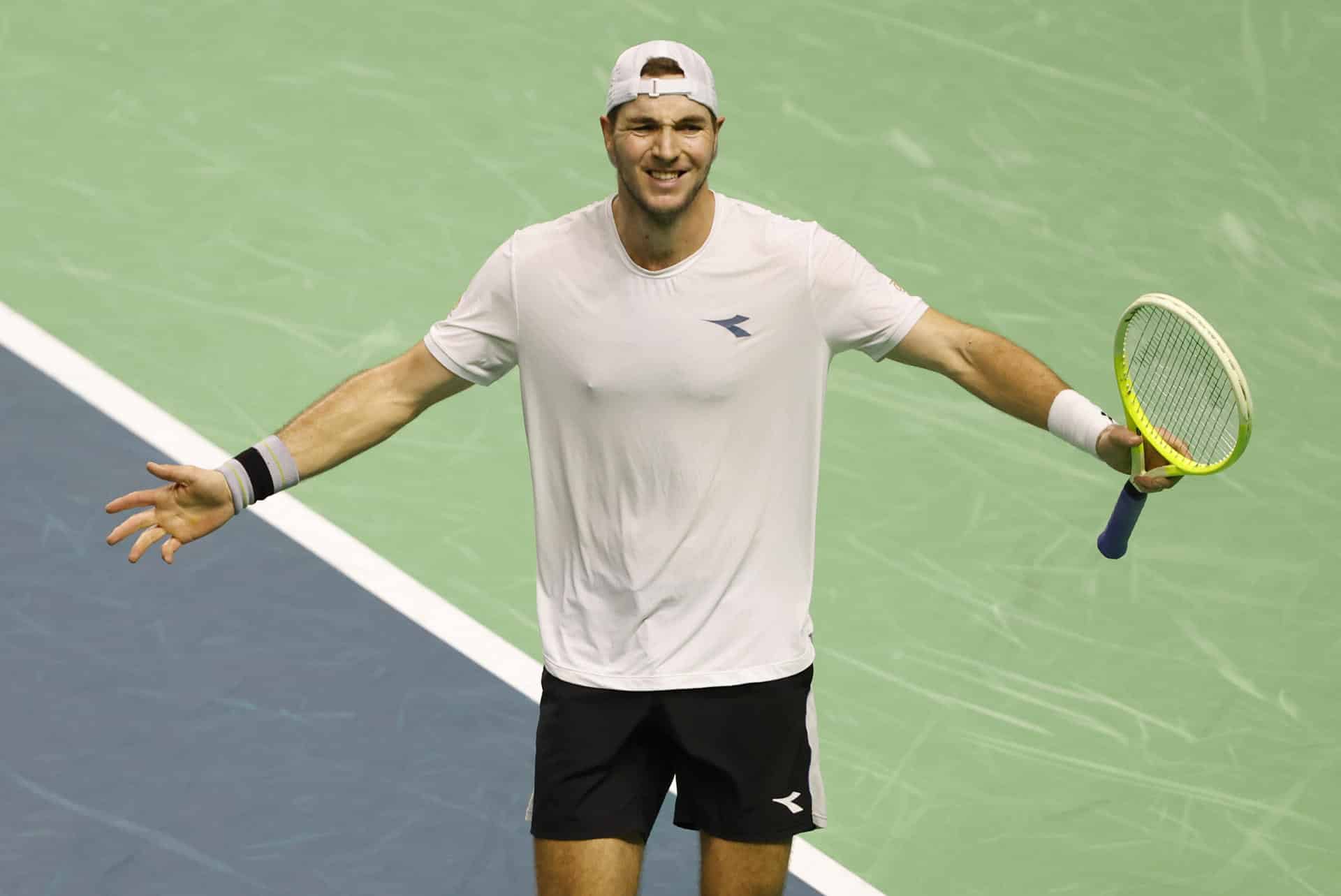 El tenista alemán Jan-Lennard Struff tras ganar el partido contra el canadiense Denis Shapovalov este miércoles en la Copa Davis en la que se enfrenta Alemania y Canadá, en el Palacio de los Deportes José María Martín Carpena de Málaga. EFE/Jorge Zapata