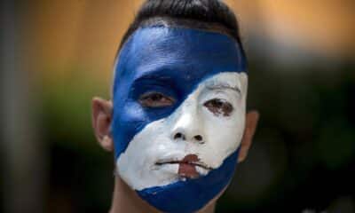 Fotografía de archivo en donde se ve un joven con la cara pintada con los colores de la bandera de Nicaragua. EFE/ Jorge Torres