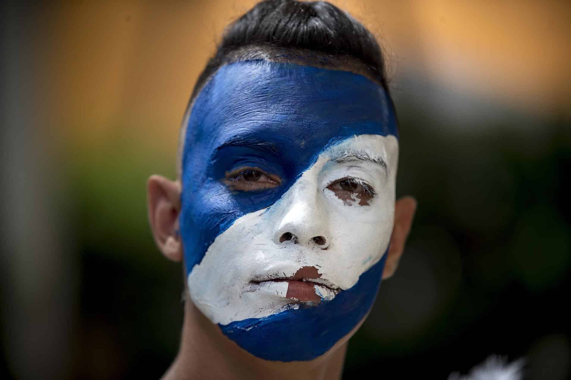 Fotografía de archivo en donde se ve un joven con la cara pintada con los colores de la bandera de Nicaragua. EFE/ Jorge Torres