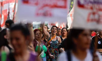 Varias mujeres marchan este lunes, cuando se celebra el Día Internacional de la Eliminación de la Violencia contra la Mujer, en Buenos Aires (Argentina). EFE/ Juan Ignacio Roncoroni