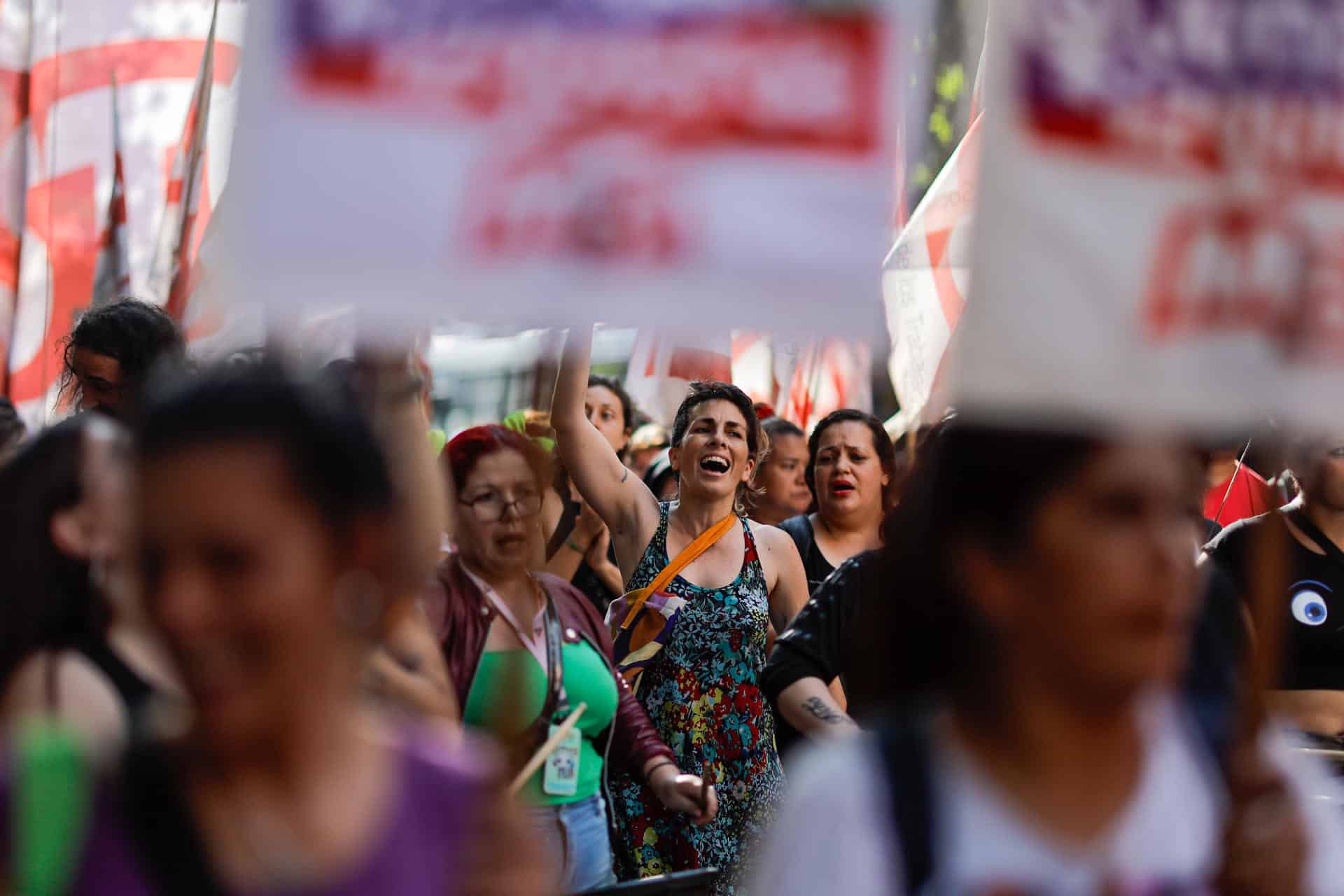 Varias mujeres marchan este lunes, cuando se celebra el Día Internacional de la Eliminación de la Violencia contra la Mujer, en Buenos Aires (Argentina). EFE/ Juan Ignacio Roncoroni