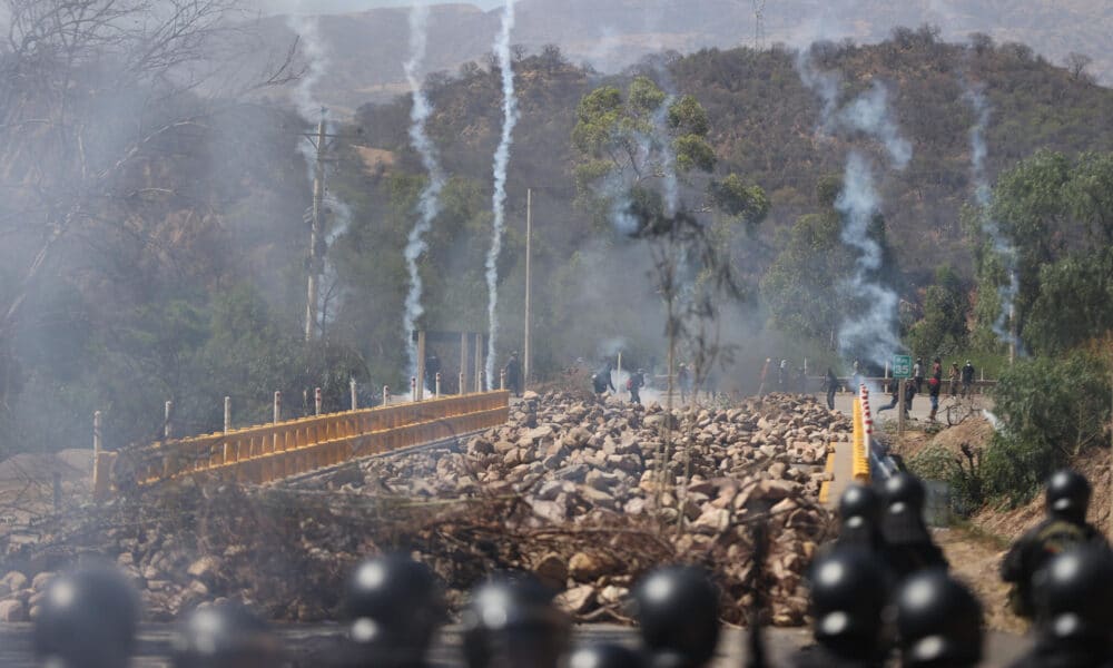 - Simpatizantes del expresidente de Bolivia, Evo Morales (2006-2019), se enfrentan con integrantes de la Policía Boliviana el 1 de noviembre de 2024, en Parotani (Bolivia). EFE/ Luis Gandarillas