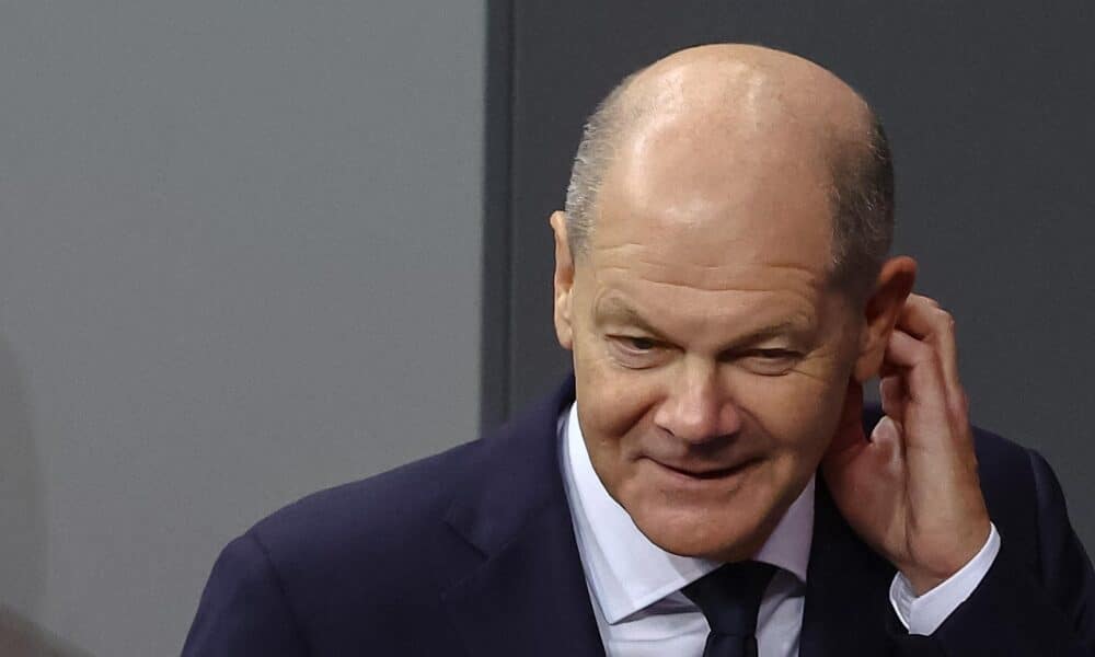 El canciller alemán Olaf Scholz reacciona tras la ceremonia de juramentación del nuevo ministro de Finanzas alemán Kukies, después de que Scholz despidiera a su predecesor Christian Linder, en el edificio del Reichstag en Berlín, Alemania, 07 de noviembre de 2024. De acuerdo con el Artículo 64, párr. 1, la frase 1 de la Ley Fundamental, el Presidente Federal Steinmeier, a propuesta del Canciller alemán Scholz, entregó cartas de despido a tres ministros. (Germany) EFE/EPA/FILIP SINGER