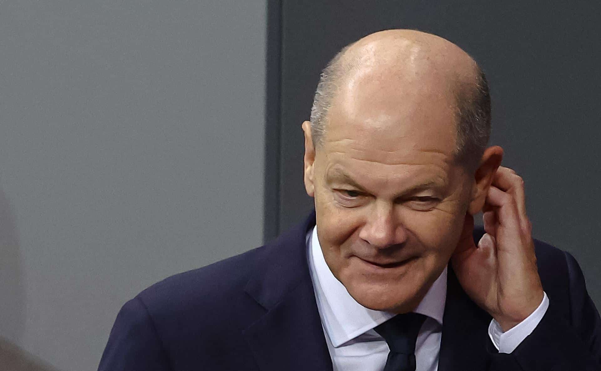 El canciller alemán Olaf Scholz reacciona tras la ceremonia de juramentación del nuevo ministro de Finanzas alemán Kukies, después de que Scholz despidiera a su predecesor Christian Linder, en el edificio del Reichstag en Berlín, Alemania, 07 de noviembre de 2024. De acuerdo con el Artículo 64, párr. 1, la frase 1 de la Ley Fundamental, el Presidente Federal Steinmeier, a propuesta del Canciller alemán Scholz, entregó cartas de despido a tres ministros. (Germany) EFE/EPA/FILIP SINGER