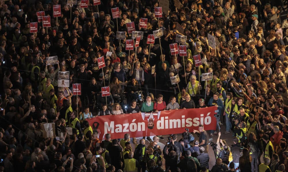 Manifestación en la ciudad española de Valencia para exigir la dimisión del presidente regional valenciano, Carlos Mazón, por la gestión de la catástrofe causada por las lluvias torrenciales. EFE/ Biel Aliño