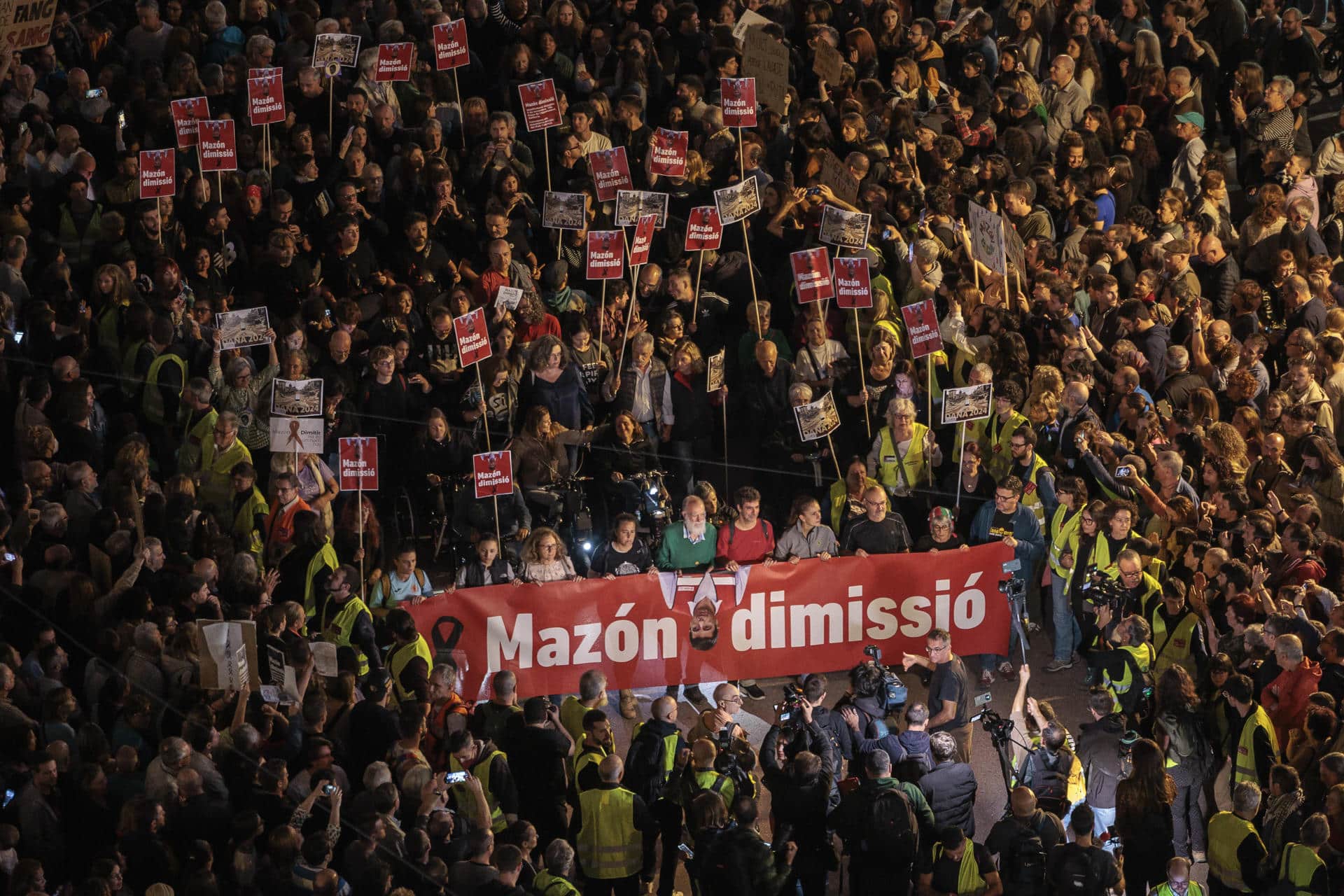 Manifestación en la ciudad española de Valencia para exigir la dimisión del presidente regional valenciano, Carlos Mazón, por la gestión de la catástrofe causada por las lluvias torrenciales. EFE/ Biel Aliño