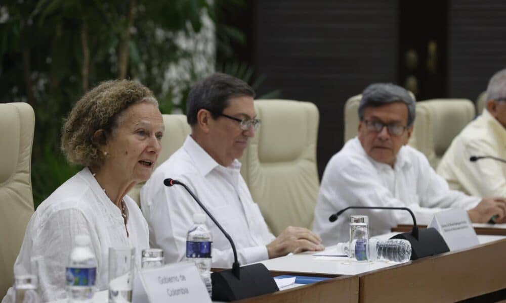 Fotografía de archivo de Pablo Beltrán (d), jefe negociador del Ejército de Liberación Nacional (ELN); Vera Grabe (i), jefa del equipo de negociación del Gobierno de Colombia, y Bruno Rodríguez (c), ministro de Relaciones Exteriores de Cuba. EFE/ Ernesto Mastrascusa