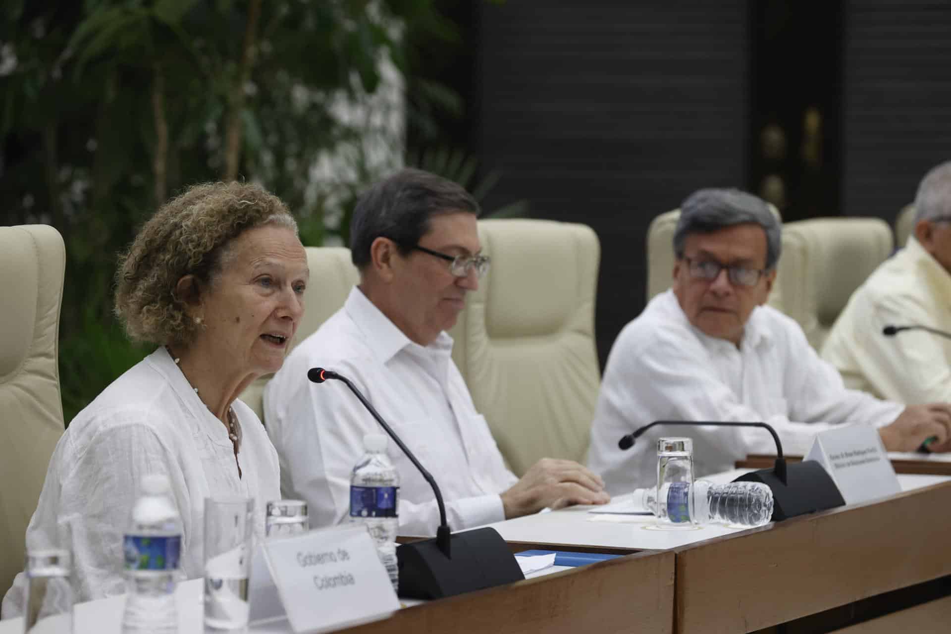 Fotografía de archivo de Pablo Beltrán (d), jefe negociador del Ejército de Liberación Nacional (ELN); Vera Grabe (i), jefa del equipo de negociación del Gobierno de Colombia, y Bruno Rodríguez (c), ministro de Relaciones Exteriores de Cuba. EFE/ Ernesto Mastrascusa