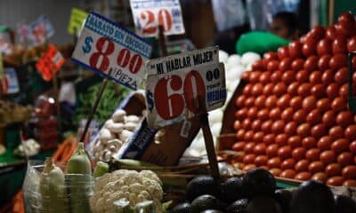 Fotografía de un puesto de verduras con los precios de cada producto en un mercado de la Ciudad de México (México). Imagen de archivo. EFE/ Sáshenka Gutiérrez