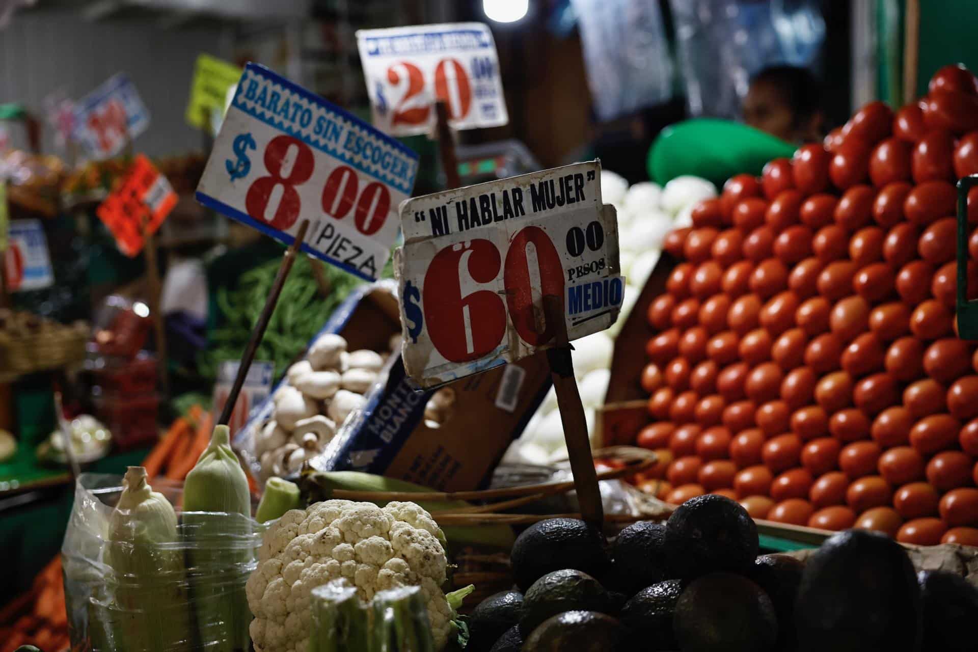 Fotografía de un puesto de verduras con los precios de cada producto en un mercado de la Ciudad de México (México). Imagen de archivo. EFE/ Sáshenka Gutiérrez