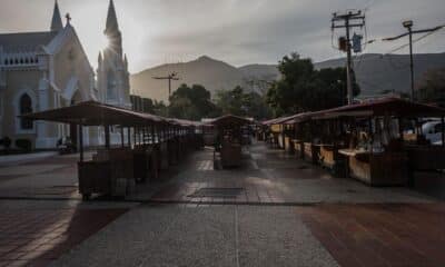 Fotografía de archivo de puestos de artesanías en la plazoleta de la Basílica de la Virgen del Valle,en Pampatar, una de las poblaciones de la Isla Margarita (Venezuela). EFE/ Rayner Peña