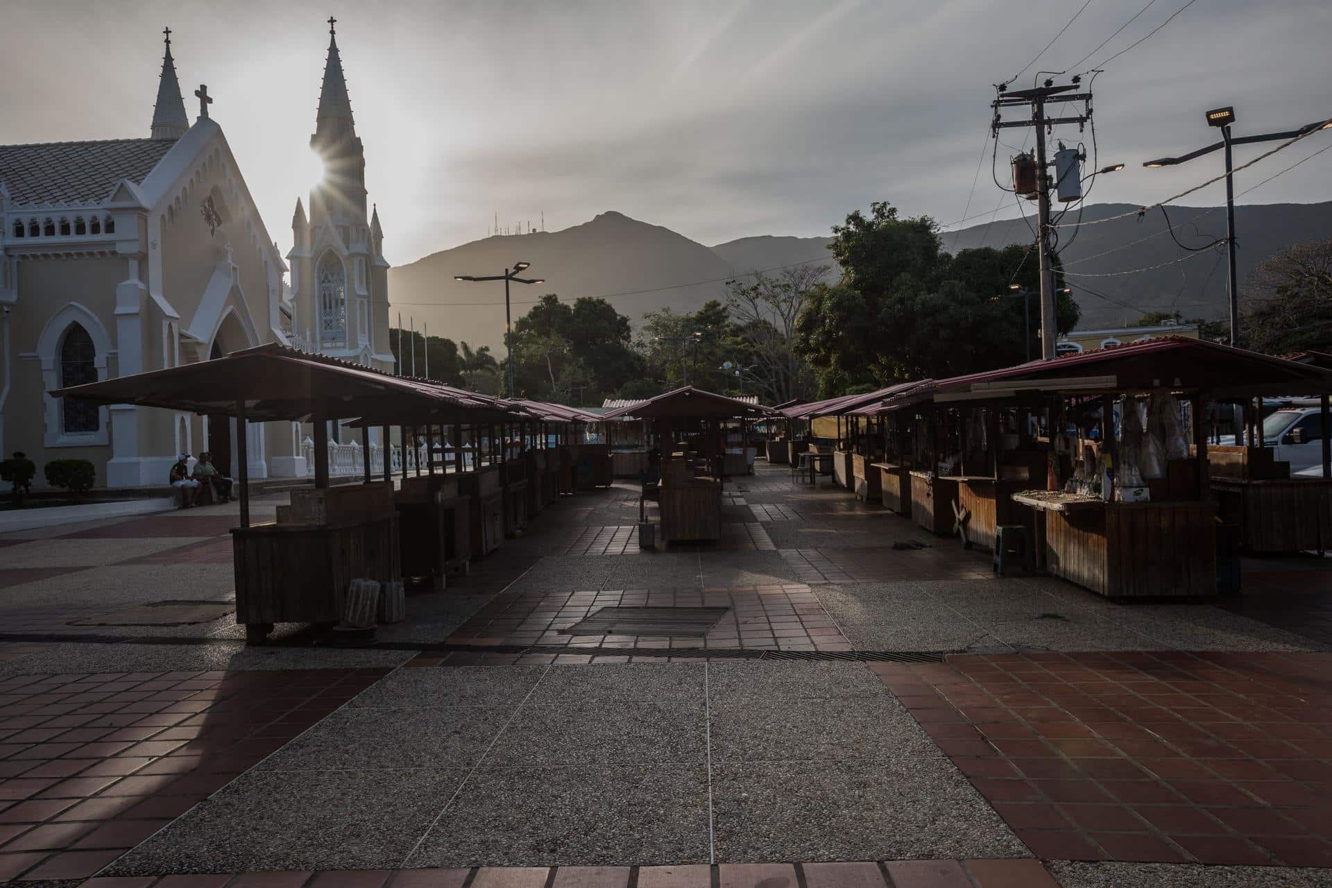 Fotografía de archivo de puestos de artesanías en la plazoleta de la Basílica de la Virgen del Valle,en Pampatar, una de las poblaciones de la Isla Margarita (Venezuela). EFE/ Rayner Peña