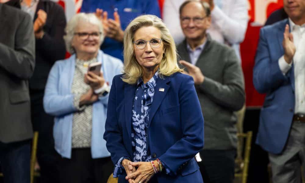 La ex congresista republicana Liz Cheney llega a un evento de campaña presidencial para la vicepresidenta estadounidense y candidata presidencial demócrata Kamala Harris (no en la foto) en Malvern, Pensilvania, EE. UU., el 21 de octubre de 2024. EFE/EPA/JIM LO SCALZO