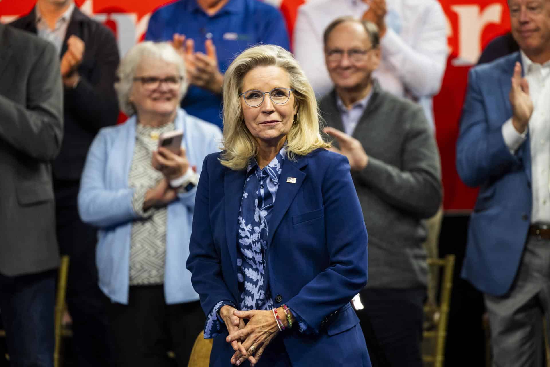 La ex congresista republicana Liz Cheney llega a un evento de campaña presidencial para la vicepresidenta estadounidense y candidata presidencial demócrata Kamala Harris (no en la foto) en Malvern, Pensilvania, EE. UU., el 21 de octubre de 2024. EFE/EPA/JIM LO SCALZO