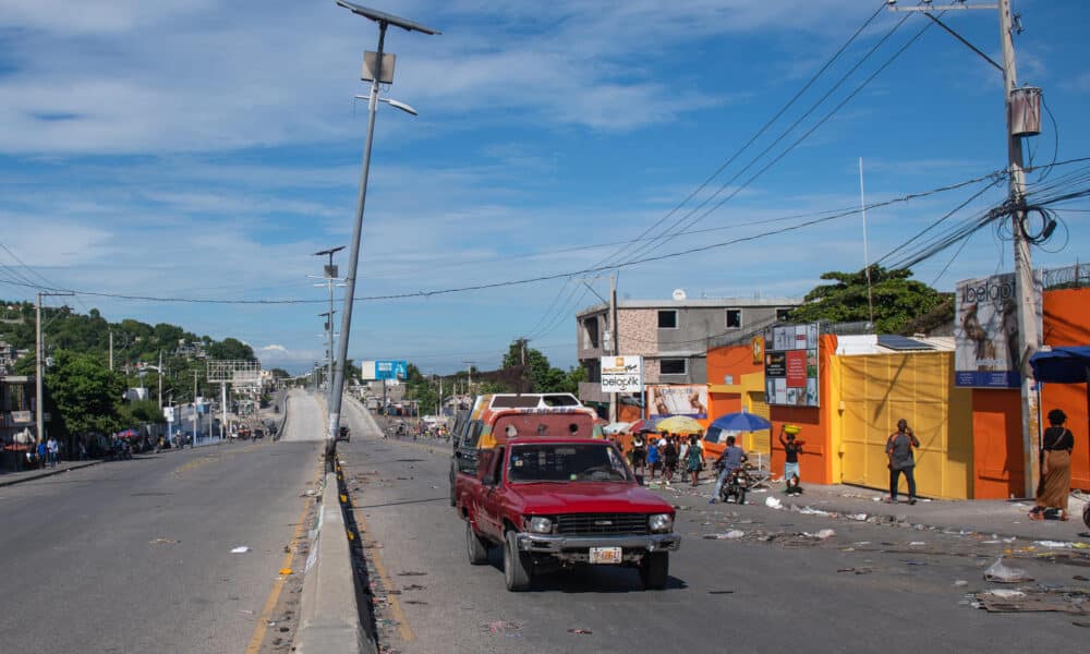 Un automóvil transita por una calle vacía en Puerto Príncipe (Haití). EFE / Johnson Sabin