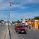 Un automóvil transita por una calle vacía en Puerto Príncipe (Haití). EFE / Johnson Sabin