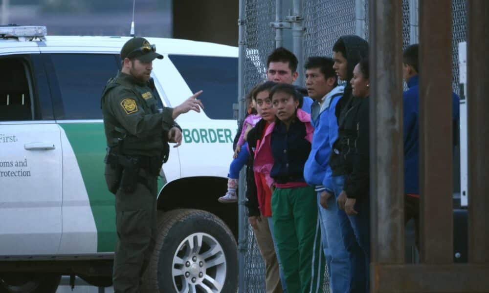 Un agente de la patrulla fronteriza estadounidense habla a un grupo de jóvenes migrantes centroamericanos tras ser detenidos en los margenes del Rio Bravo, en la fronteriza Ciudad Juárez (México). Archivo. EFE/Rey R. Jauregui