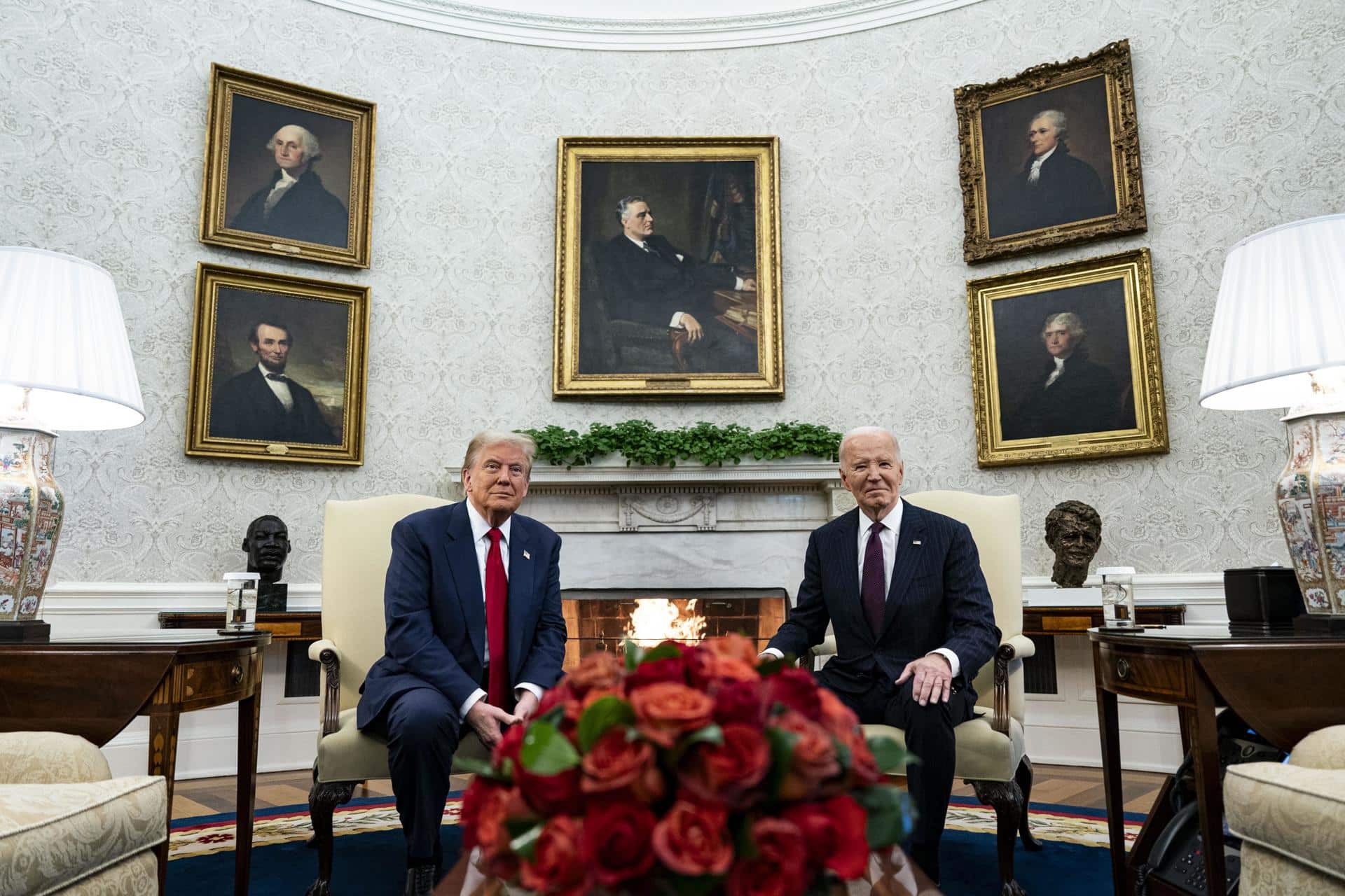 Fotografía del encuentro entre el expresidente de Estados Unidos Donald Trump y el actual mandatario, Joe Biden. EFE/Al Drago