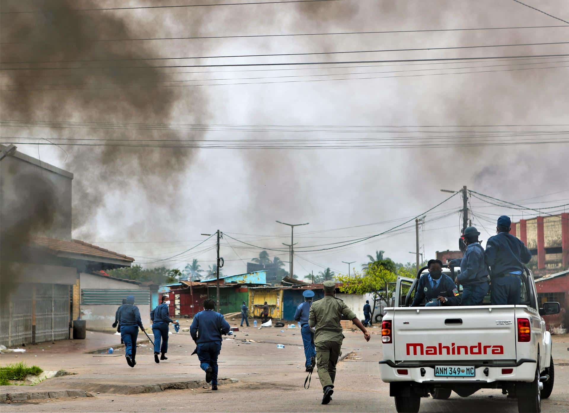 Los manifestantes saquearan un supermercado durante una huelga convocada por el Partido Optimista para el Desarrollo de Mozambique (Podemos) en Maputo, Mozambique, 07 de noviembre de 2024. Según el Consejo Constitucional, el Partido Optimista para el Desarrollo de Mozambique (Podemos) ocupó el segundo lugar con el 20 por ciento de los votos en las elecciones generales, que se celebraron el 09 de octubre de 2024. Los resultados de las elecciones, anunciados el 24 de octubre de 2024 por el Consejo Constitucional, no fueron reconocidos por el partido Podemos.  (Protests) EFE/EPA/LUISA NHANTUMBO