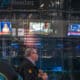 Fotografía de archivo de un hombre caminando frente a unos monitores de televisión en el edificio de Nasdaq, en Nueva York (EE.UU.). EFE/Ángel Colmenares