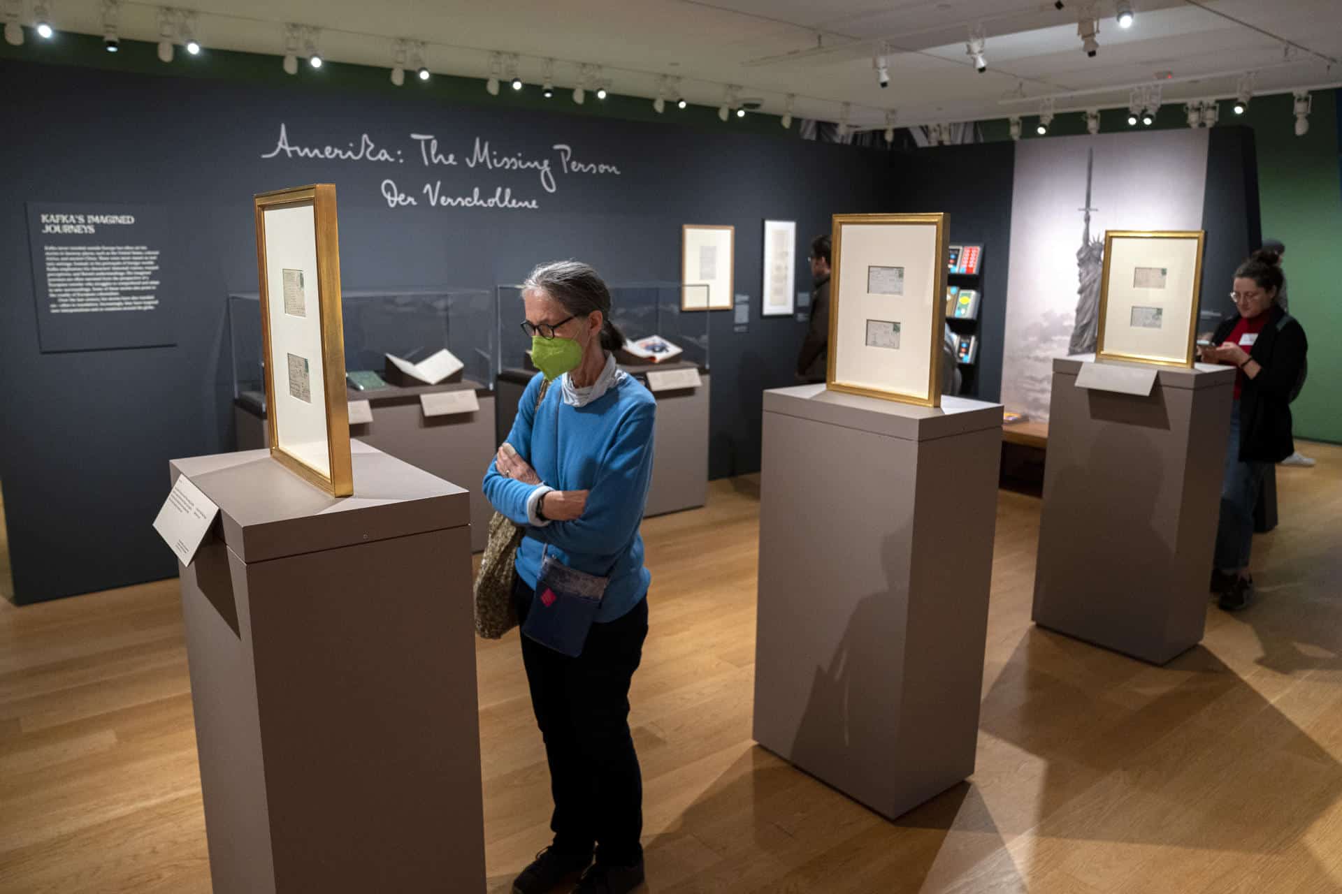 Una mujer visita la exposición 'Franz Kafka', este 22 de noviembre de 2024 en la Morgan Library and Museum, en Nueva York (Estados Unidos). EFE/ Ángel Colmenares